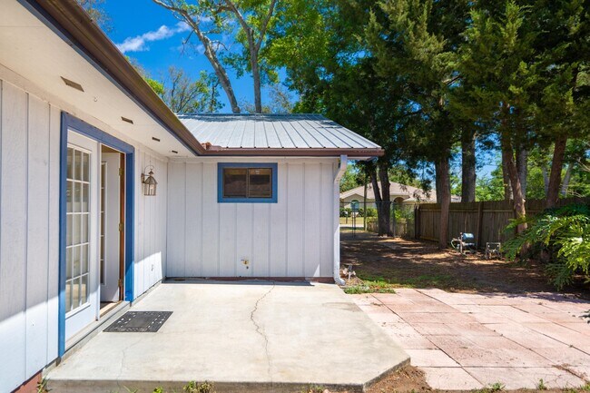 Building Photo - 328 Linden Rd