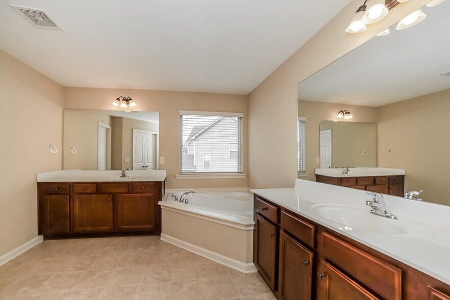 Building Photo - 2090 Hydrangea Ln