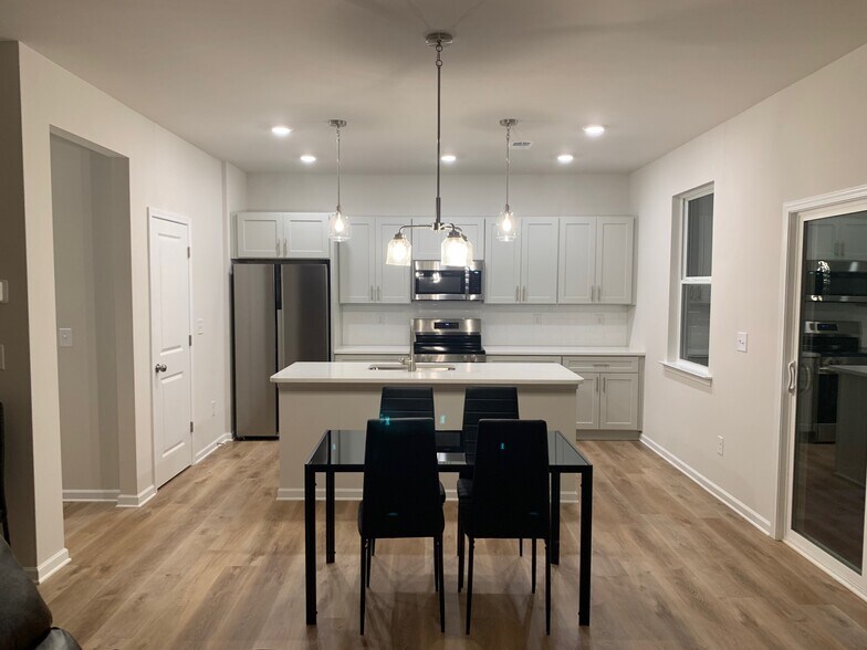 Building Photo - 1086 W Bank St