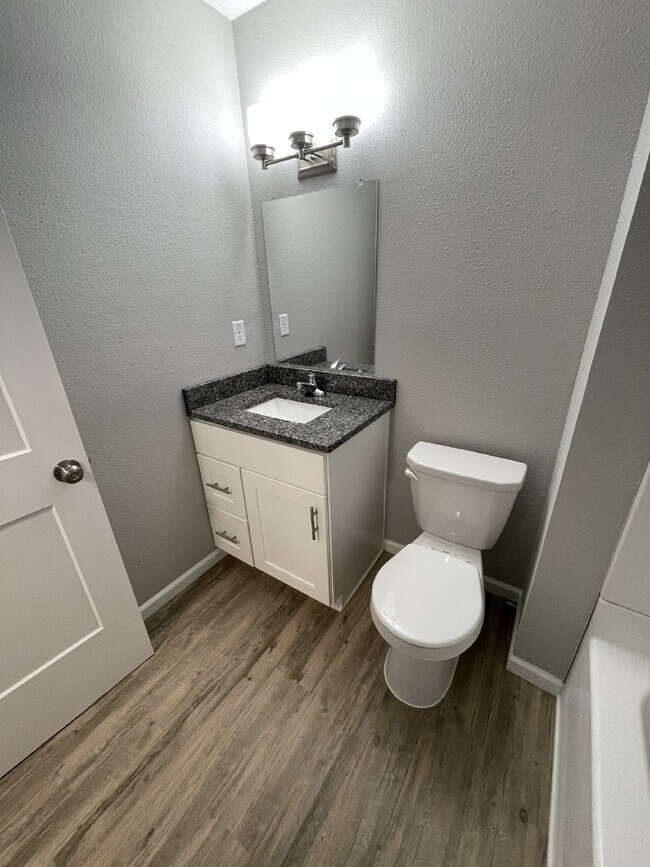 Building Photo - Beautiful Remodeled 1 Bedroom 1 Bath Apart...