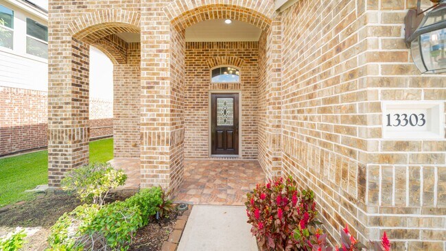 Building Photo - 13303 Davenport Hills Ln