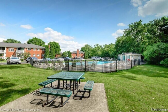 Building Photo - 487 N Eton St