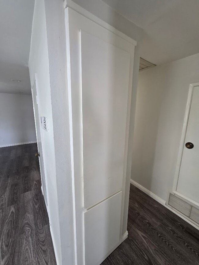 Building Photo - SPACIOUS 4BD/2BA WITH GARAGE, LAUNDRY AND ...