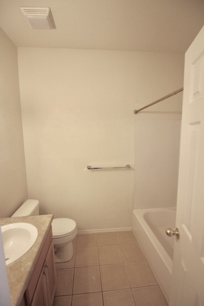 Building Photo - FOR LEASE! Nice 3 BR - 2 BA - 1,062 sf dup...