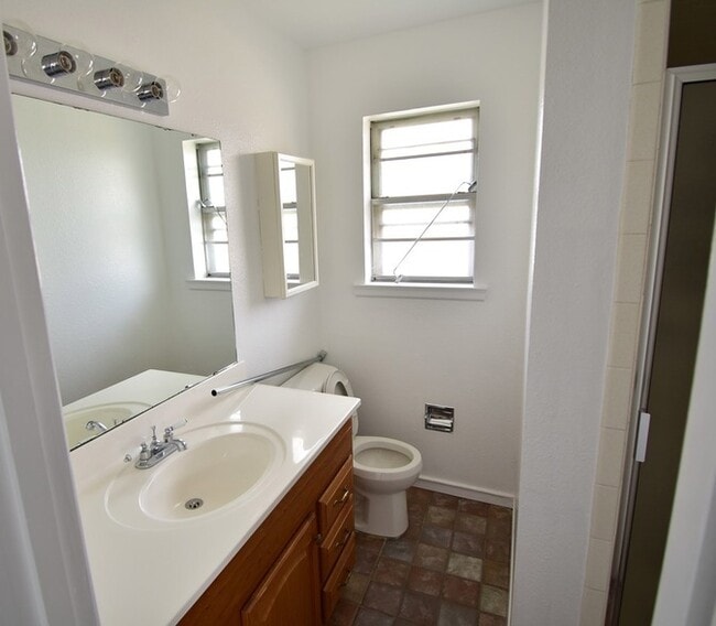 Building Photo - 800 N Cockrell St