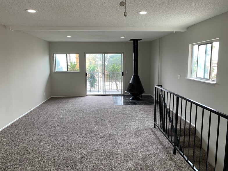 Upstairs living room, gas fireplace and balcony - 813 15th St