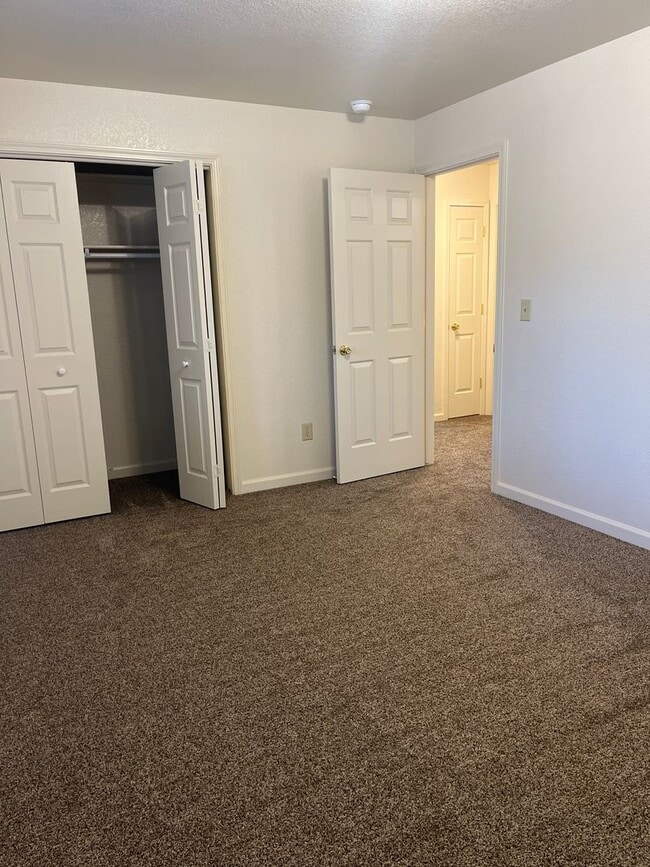 Building Photo - Wonderful well kept property