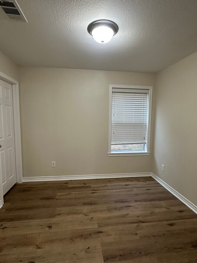 Building Photo - 9000 Eastwood Ave