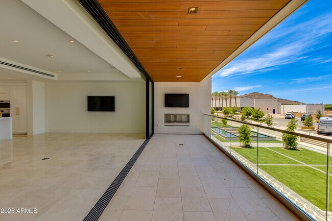 Building Photo - 6587 N Palmeraie Blvd