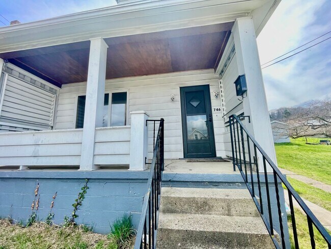 Building Photo - Coraopolis 3 Bedroom, 2 Bath House with De...
