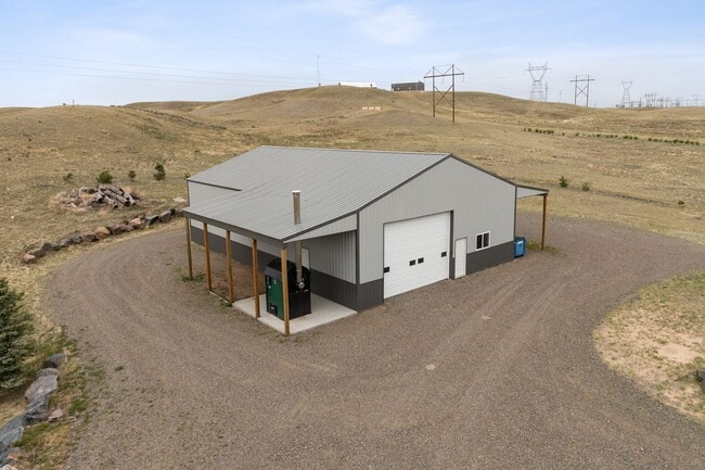 Building Photo - Executive 3-Bed Ranch Main Level - Private...