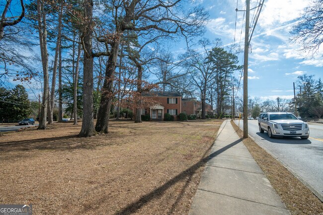 Building Photo - 130 University Dr