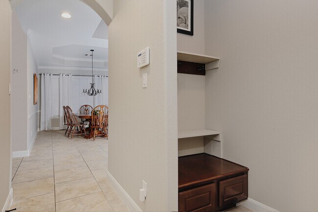 Building Photo - 47 Canoe Bend Dr