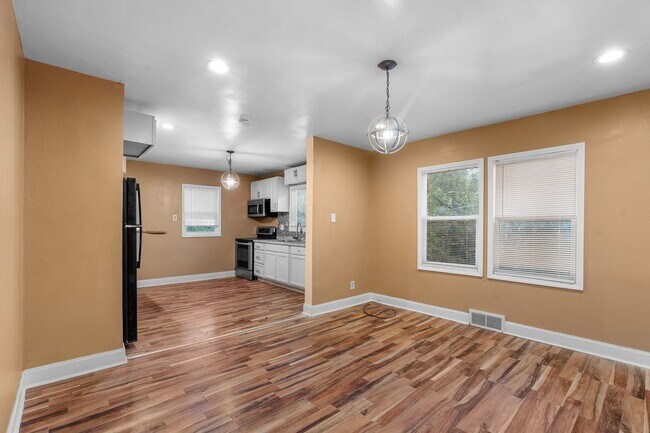 Building Photo - Newly Renovated 4-Bedroom Home | Riverview...