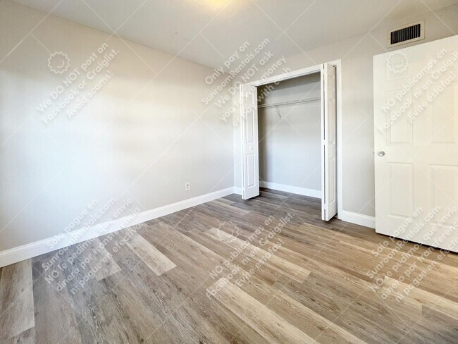 Building Photo - 3906 E Bird St B