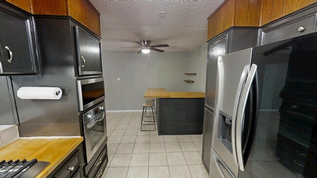 Building Photo - 414 W Voelter Ave