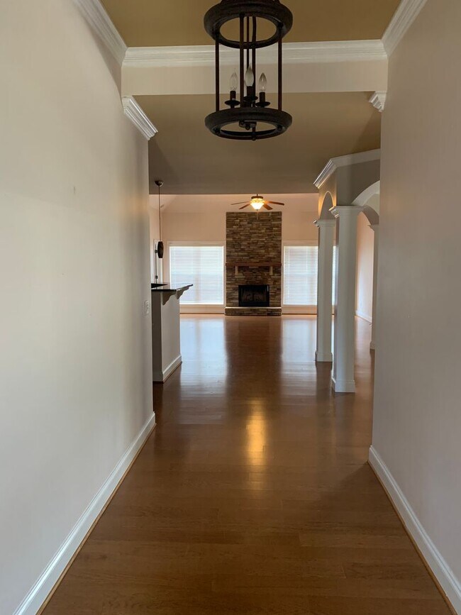 Building Photo - 1329 Tulip Ct