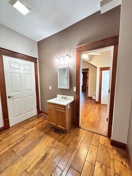 Building Photo - 923 E Hillcrest Dr