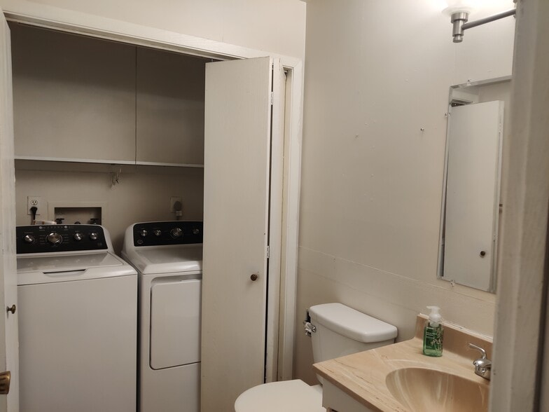 Building Photo - 1313 W Chestnut St