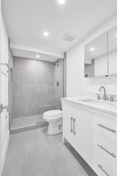 Building Photo - 4040 N Hills Dr