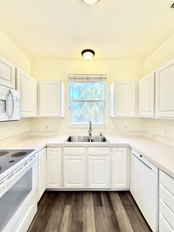 Building Photo - 13706 Forest Lake Dr