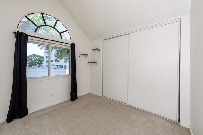 Building Photo - Convenient, Spacious Townhome for Rent in ...