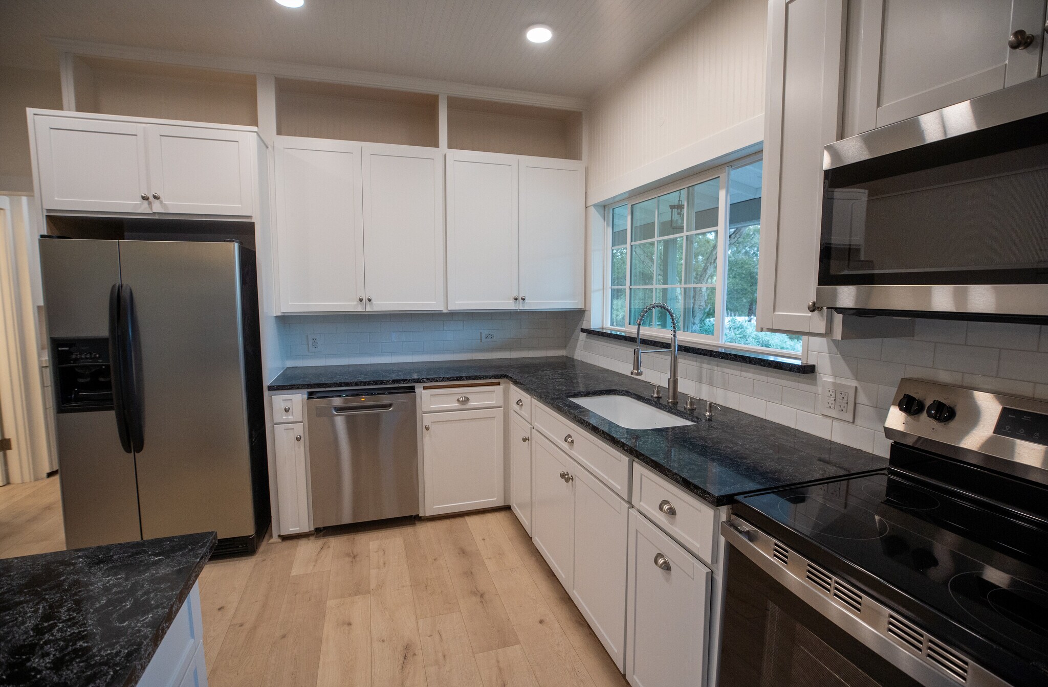 Building Photo - 384 Crazy Horse Canyon Rd