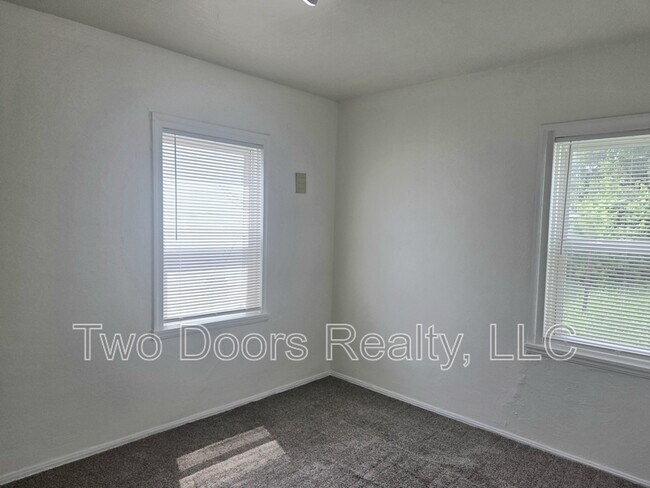 Building Photo - 222 W Fairchild Dr