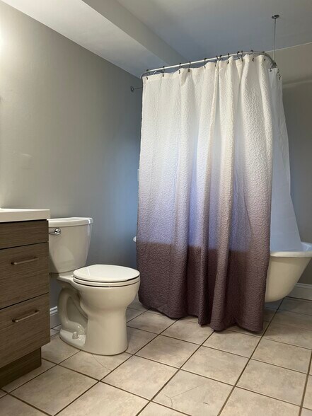 first floor bathroom - 2938 W 42nd Ave