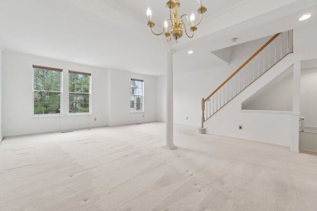 Building Photo - Wonderful Townhome