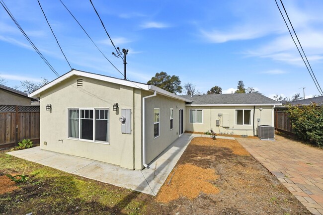 Building Photo - Sunning 3BD/3BA w/Bonus Room and Private Yard