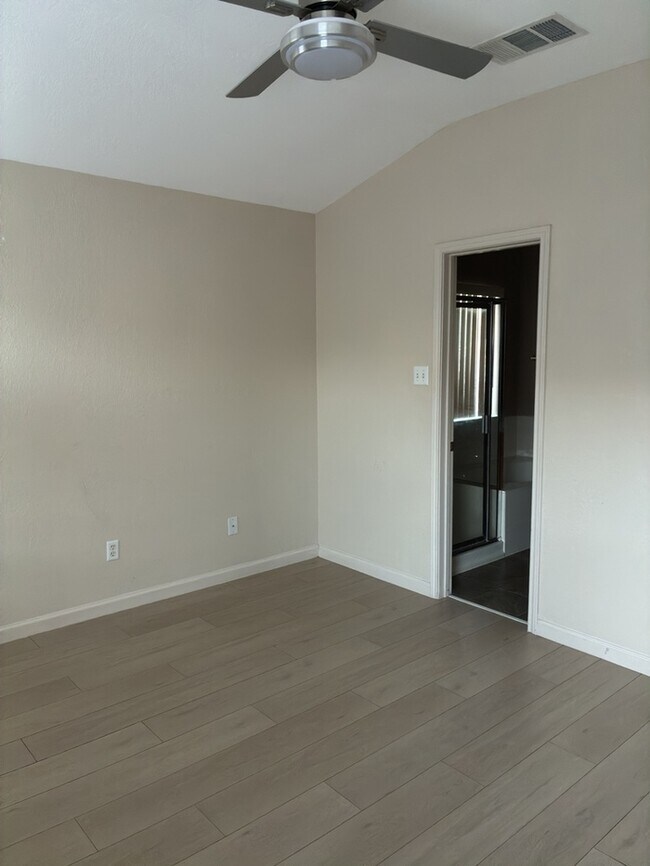 Building Photo - Charming 3 bedroom and 2 bath home