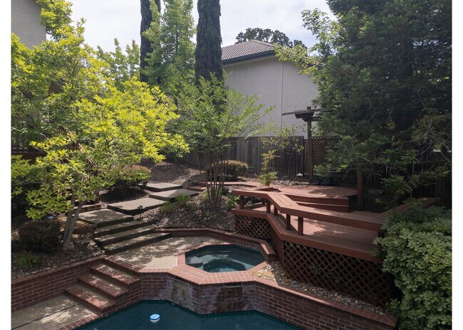 Building Photo - COMING SOON!!- 4bd 3ba two story home in e...