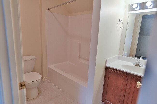 Building Photo - 3 Bedroom Single Family in Midtown with Pa...