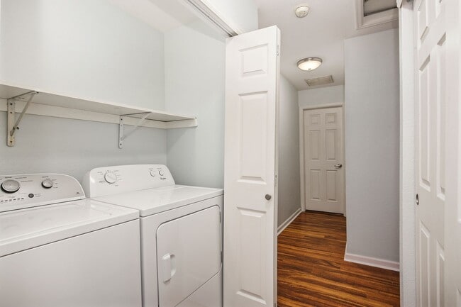 Building Photo - Beautiful 3 bed / 2 bath duplex in Uptown Neighborhood!