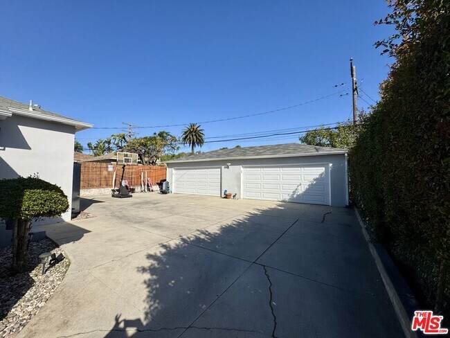 Building Photo - 6122 S Fairfax Ave