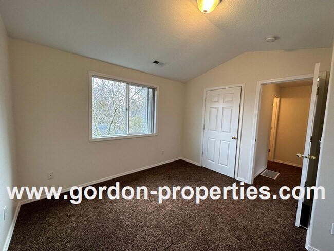 Building Photo - SE 73rd Ave - 3 bedroom townhouse in Mt Sc...