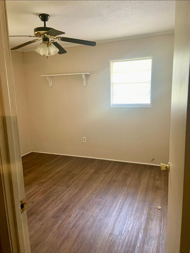 Building Photo - 3 Bed/1.5 Bath House