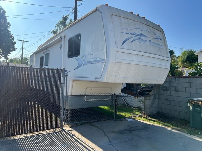 Building Photo - Burbank 3 bedroom 2 bathroom house for ren...