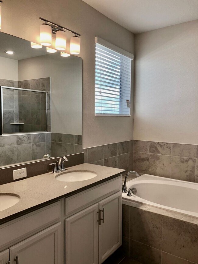 Building Photo - Townhome For Rent in Storey Lake - 3/2.5 w...