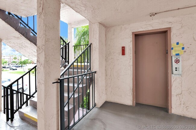 Building Photo - 711 Lori Dr