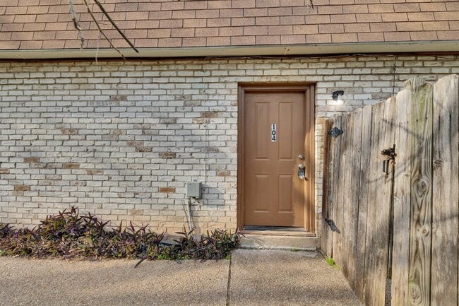 Building Photo - 2801 Skyway Cir