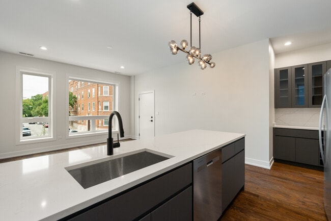 Building Photo - 416 E 50th Pl