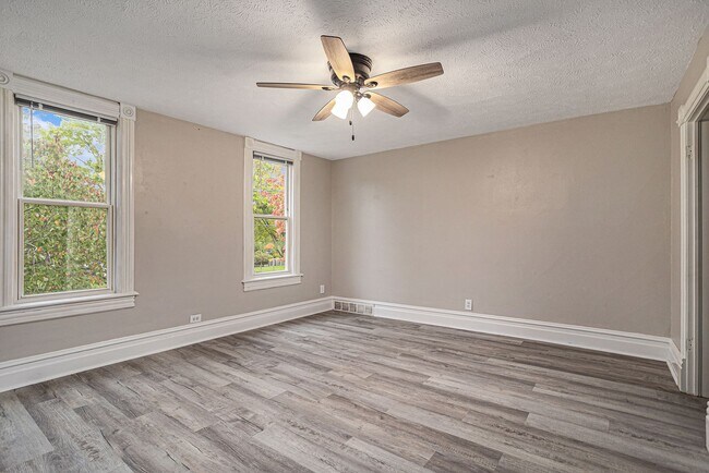 Building Photo - $950 2 Bedroom 1 bathroom apartment Fully ...