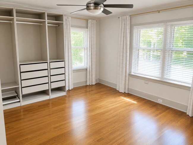 Building Photo - Available Stunning 5-Bedroom, 3-Bath Townhome with High-End Finishes