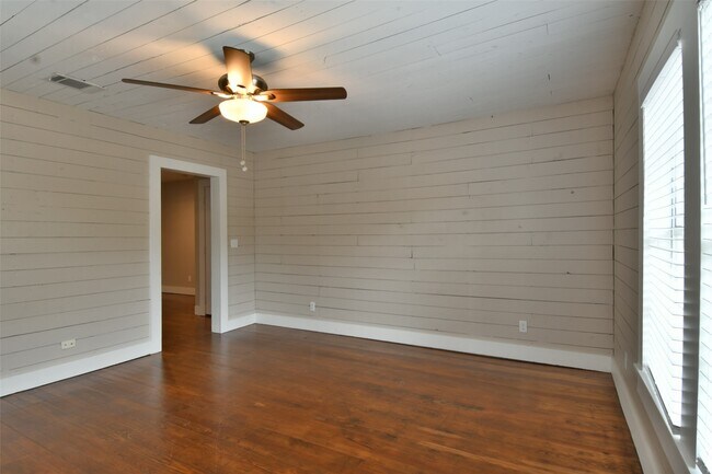 Building Photo - 409 E Austin St