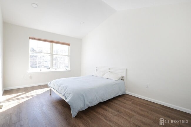 Building Photo - 42 Pennsbury Way