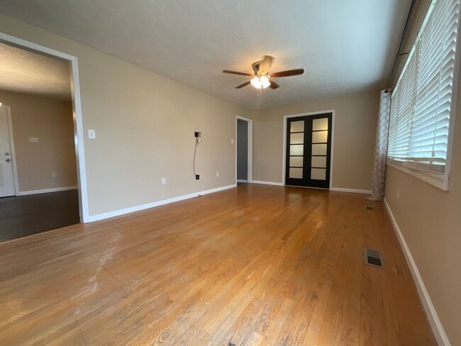 Building Photo - Move in special - 3 bedroom/2 bath brick h...