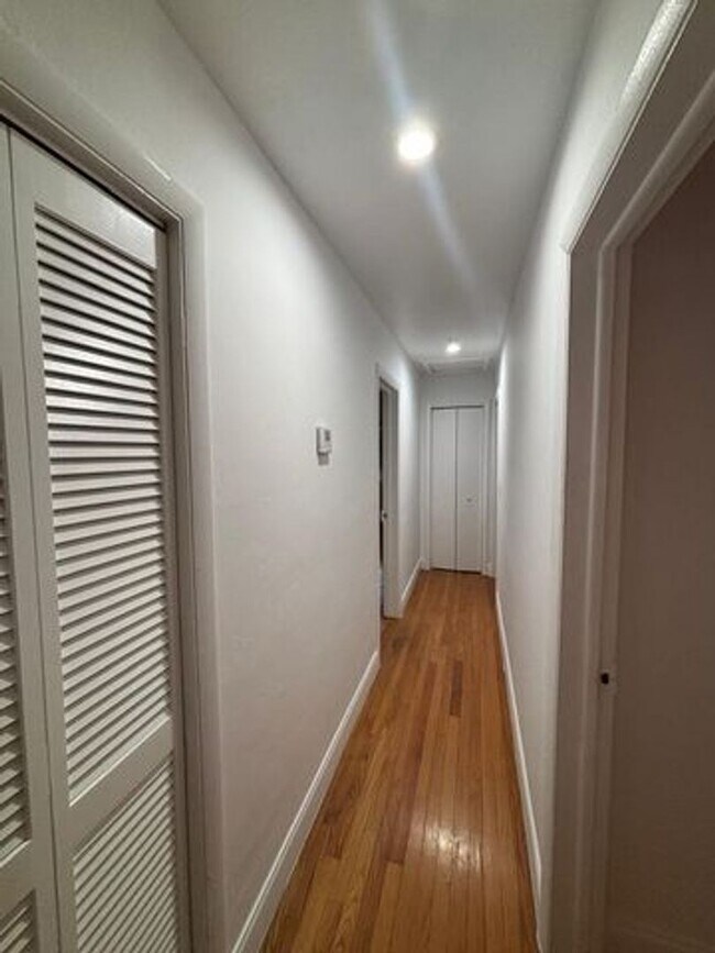 Building Photo - 117 SE 4th Ave