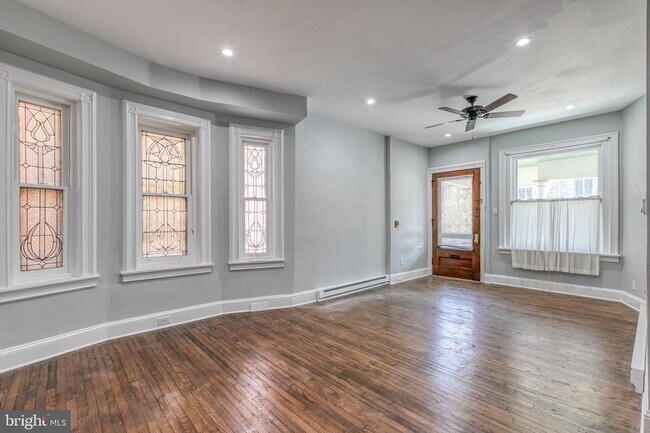 Building Photo - Amazing Unit
